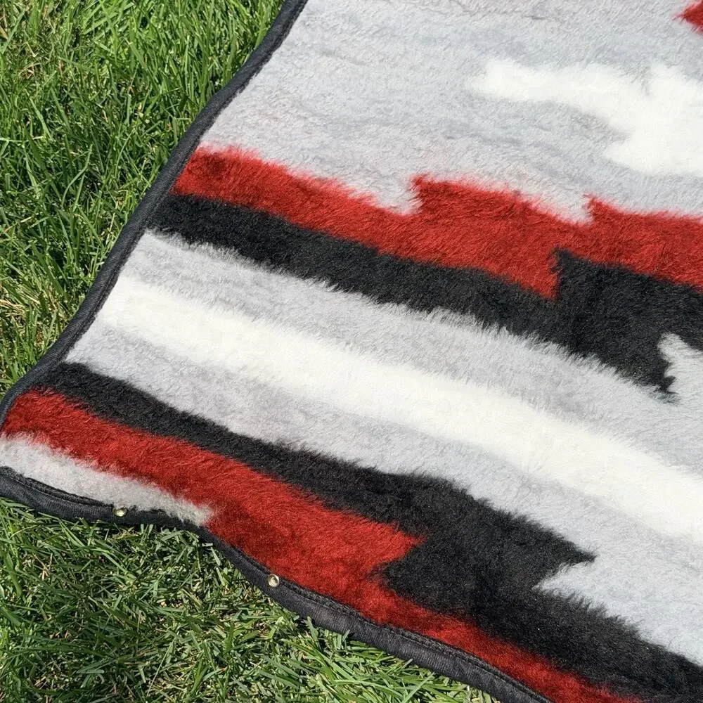 Biederlack Cuddle Wrap Aztec Snap Red Black Stadium Travel Blanket Southwest